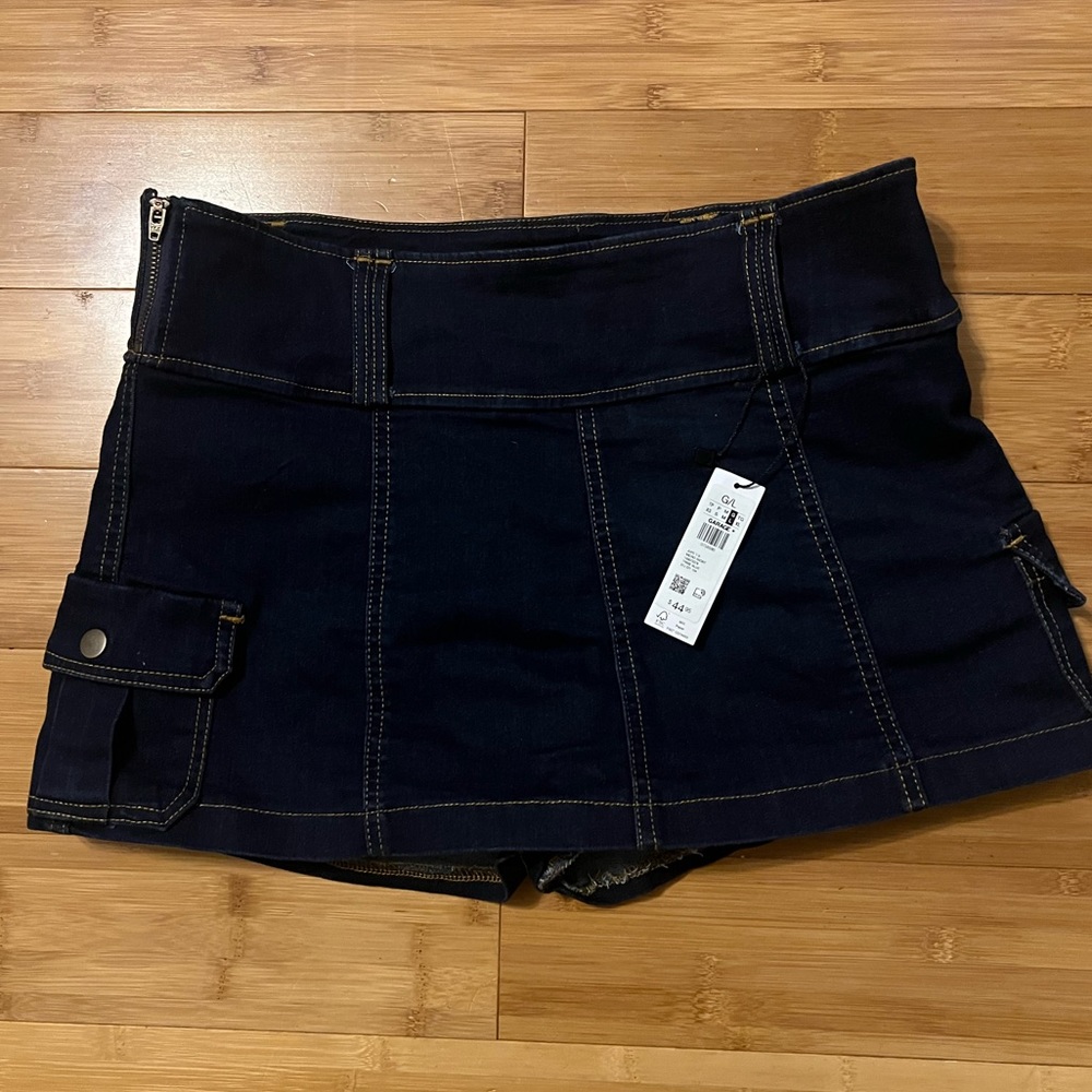 Garage size Large skirt with belt loops and pockets.